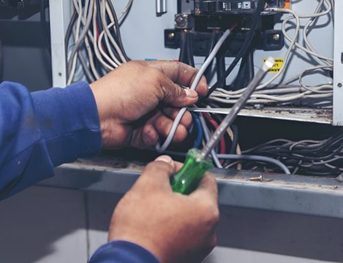 What is the difference between relay and circuit breaker?